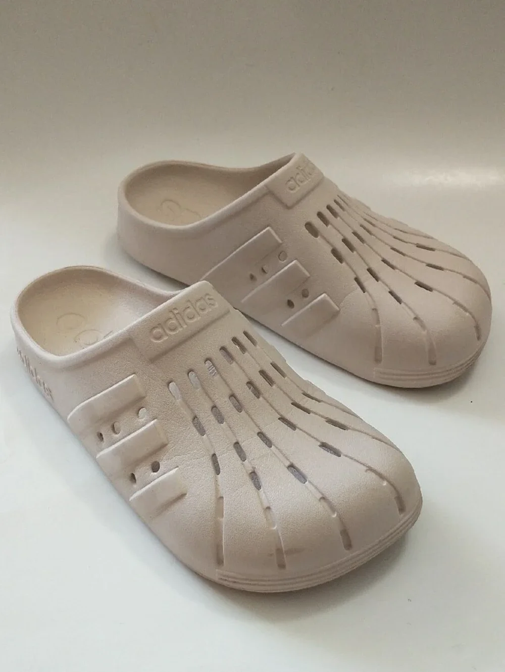 Adidas Vented Men's/Big Kids Clog Slides in Light Pink. SIZE M6, W7, EU39, UK6